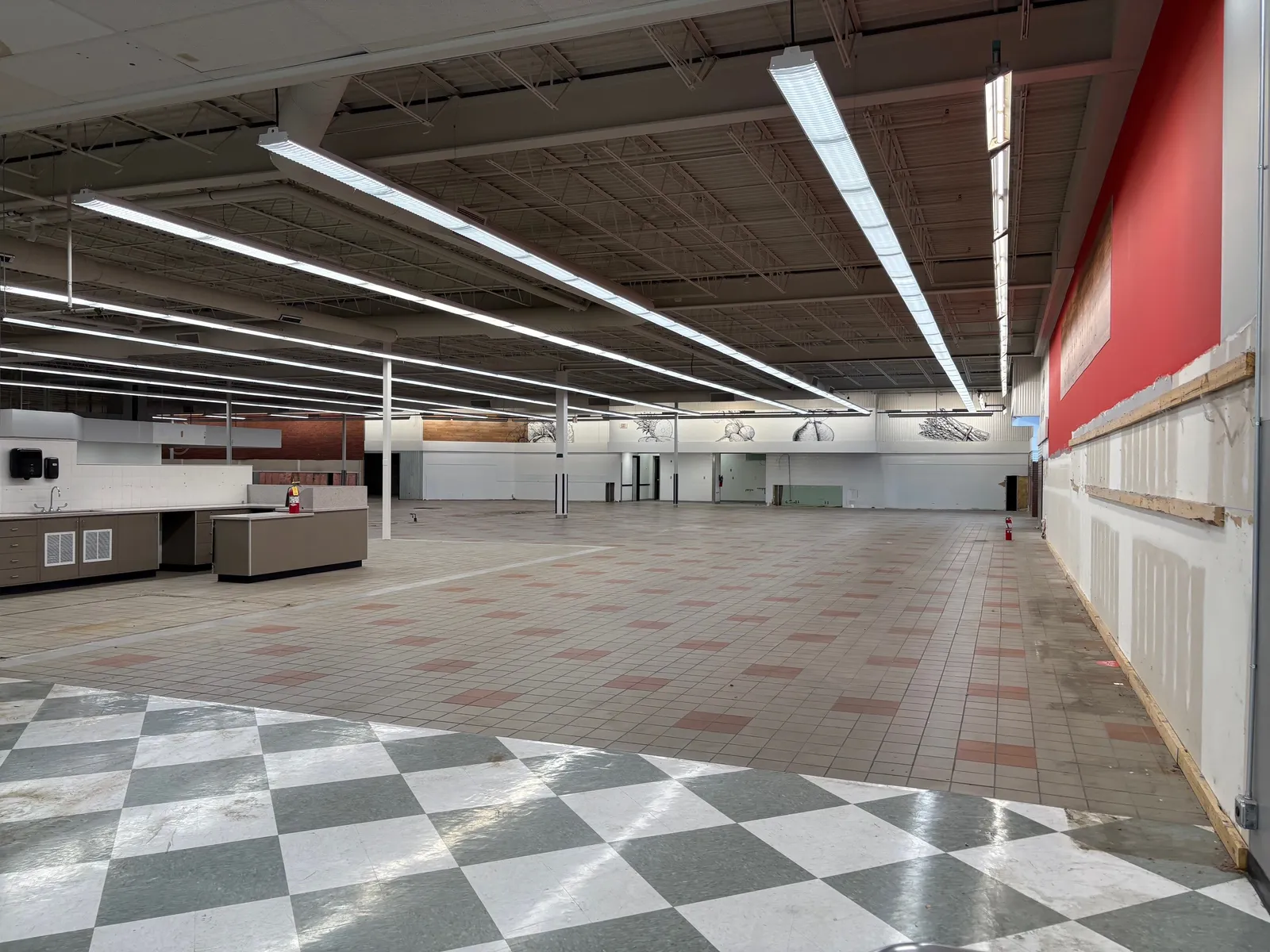 Former Schnucks Grocery Store Janesville — 1501 Creston Park Drive, Janesville